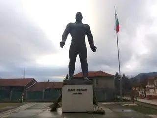 Паметник на Дан Колов - с.Сенник