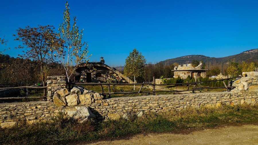 Каменните къщи край Карлуково