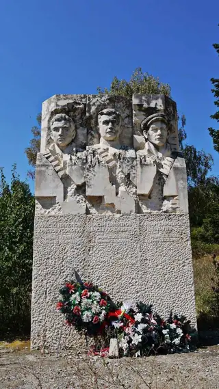 Паметник в памет на загиналите партизани - с.Стоб