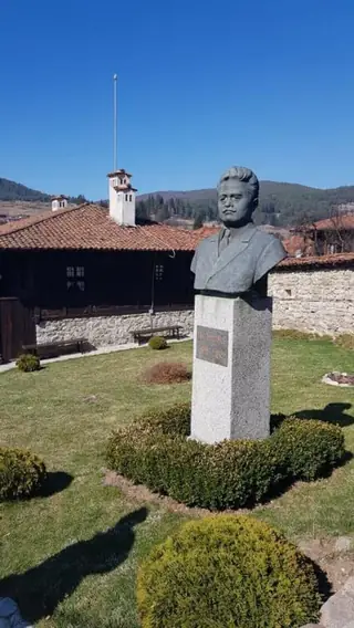 Бюст-паметник на Яко Доросиев - Копривщица