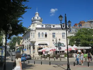 Сградата на Kредитно-търговска популярна банка и магазини на братя Бъклови - Русе