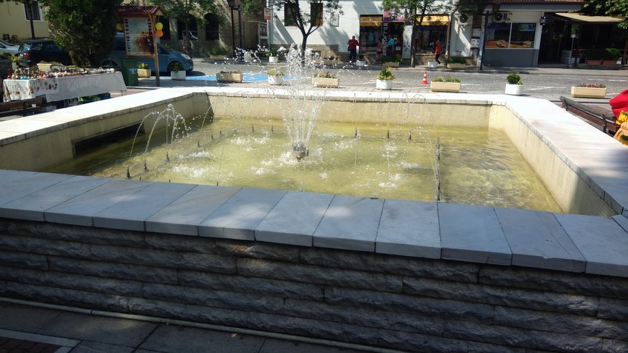 Фонтан на площад "Христо Ботев" - Елена