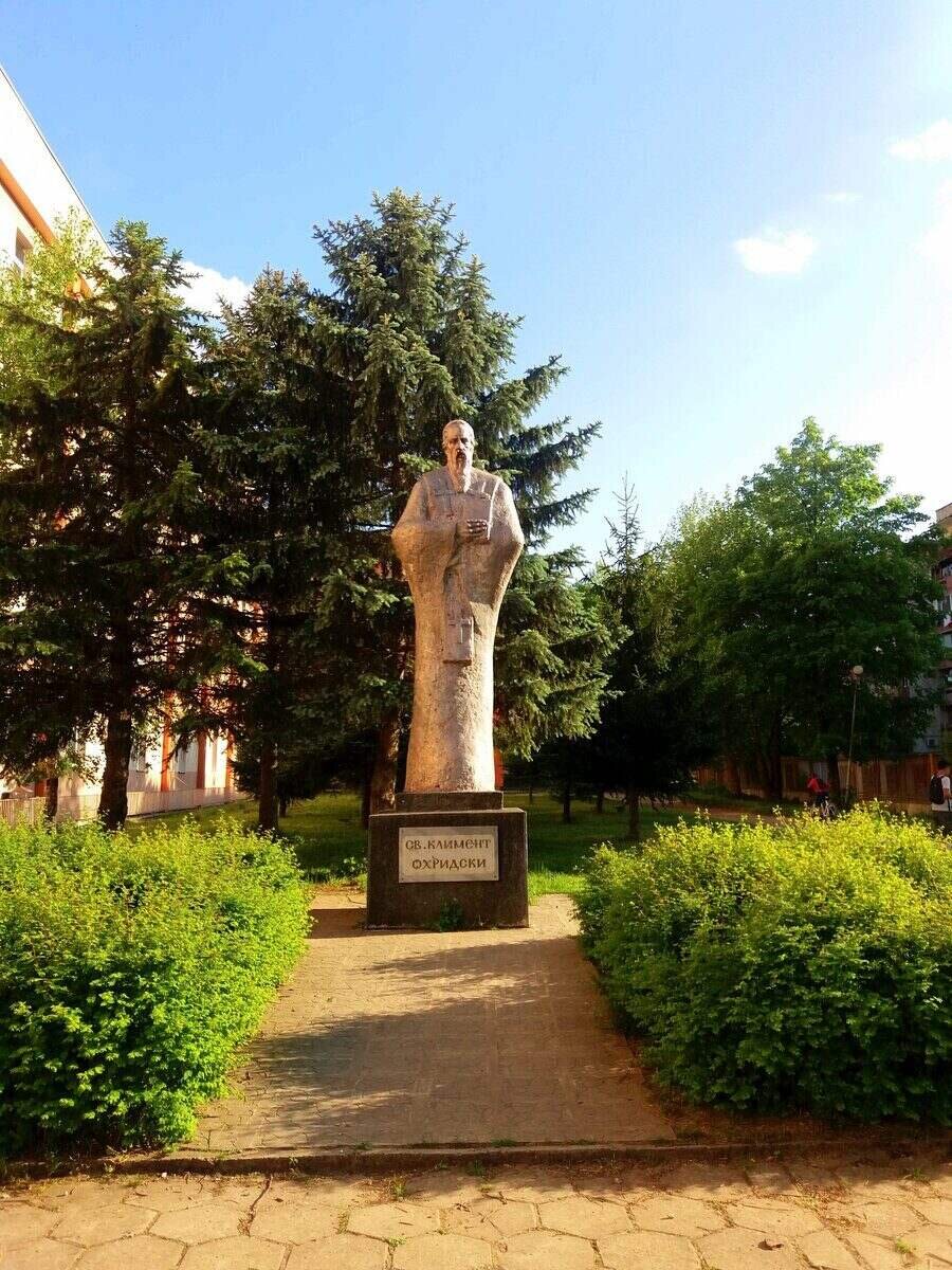 Паметник на Св. Климент Охридски - Троян