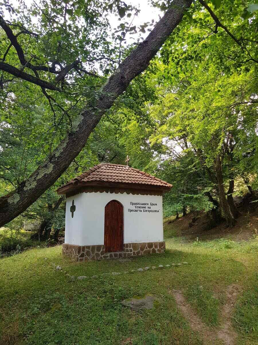 Православен храм "Успение на Пресвета Богородица" - Карлово