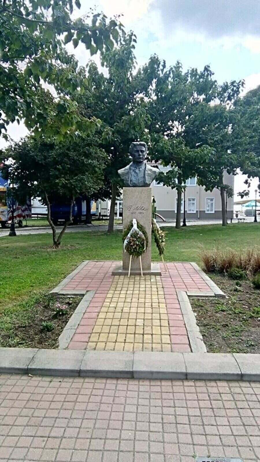 Бюст-паметник на Васил Левски - Поморие