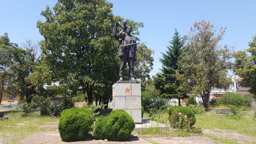 Монумент на загиналите в антифашистката борба и отечествената война - с.Чепинци