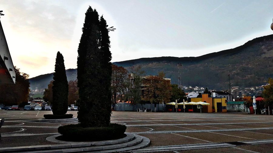 Централeн градски площад - Своге — снимка