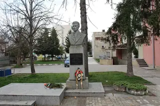 Паметник на Динко Петров (Юшан) - Мездра