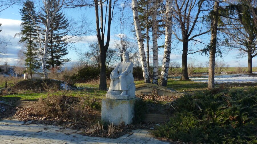 Паметник на трите поколения - Ихтиман