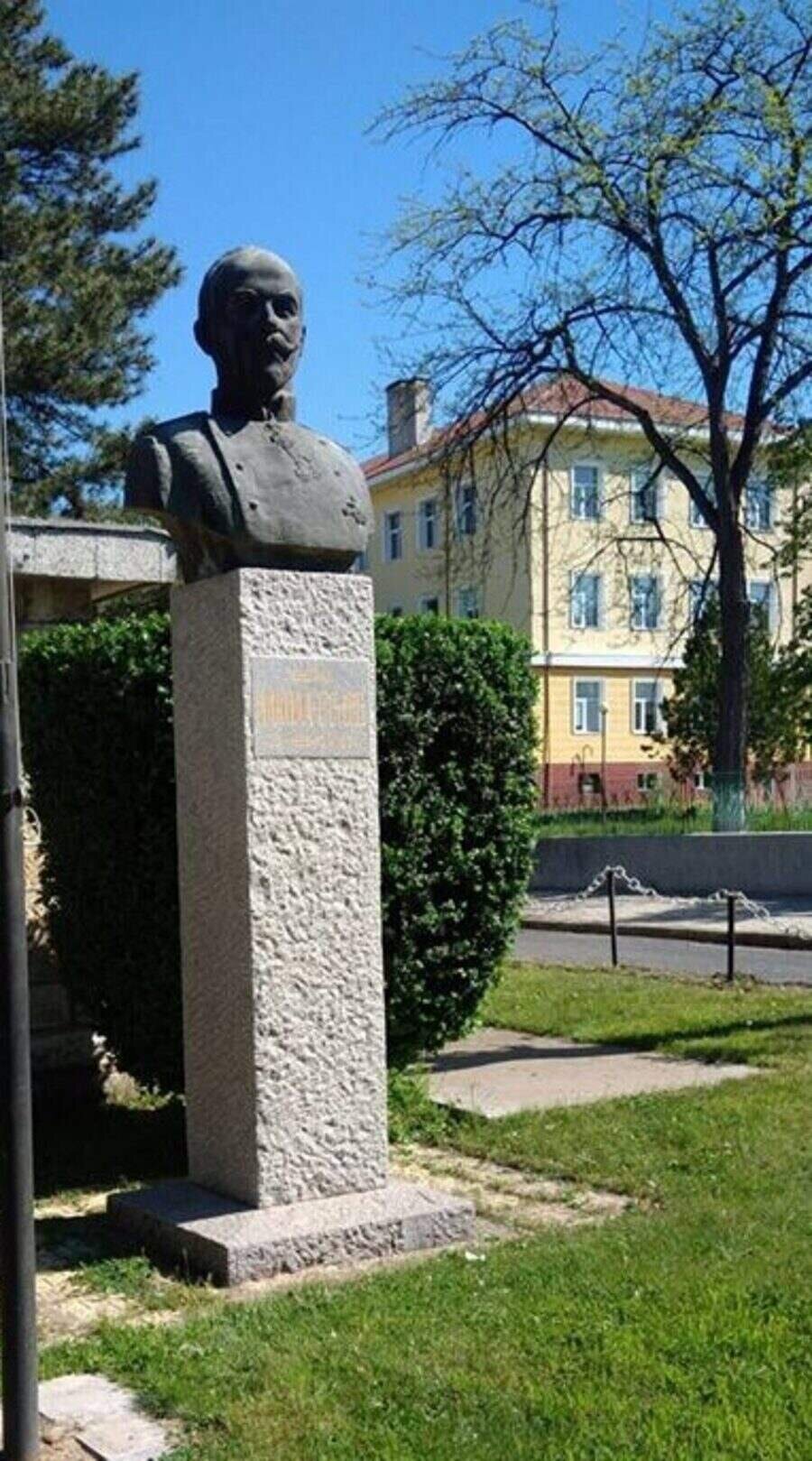 Бюст-паметник на Никола Генев - Момчилград