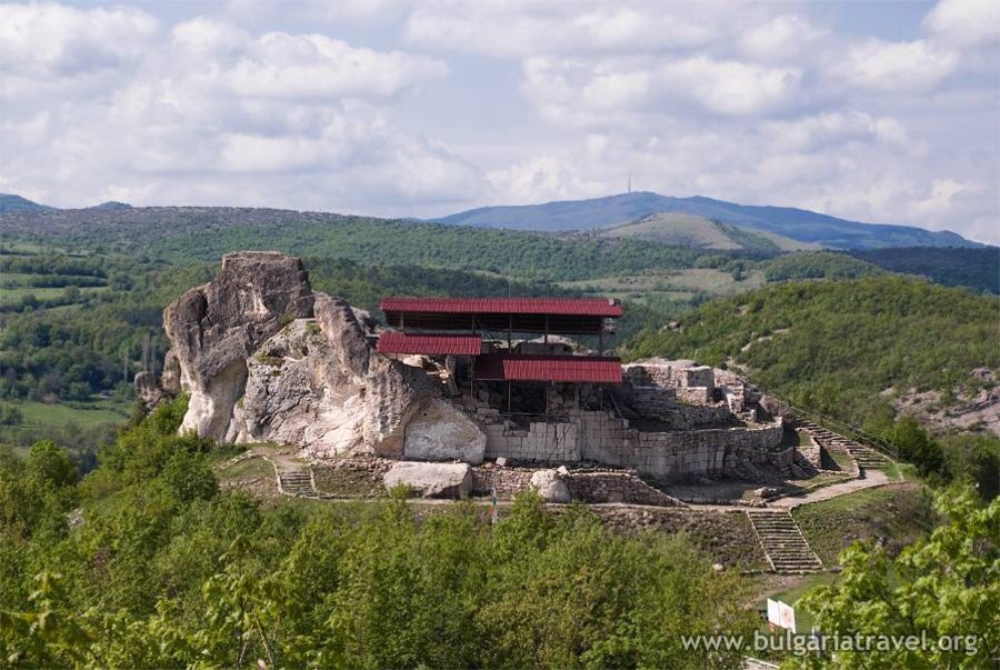 Тракийското светилище при село Татул
