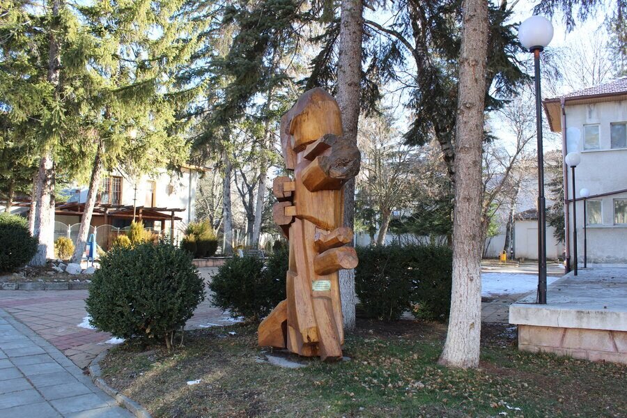 Скулптура "Космос" - Брезник