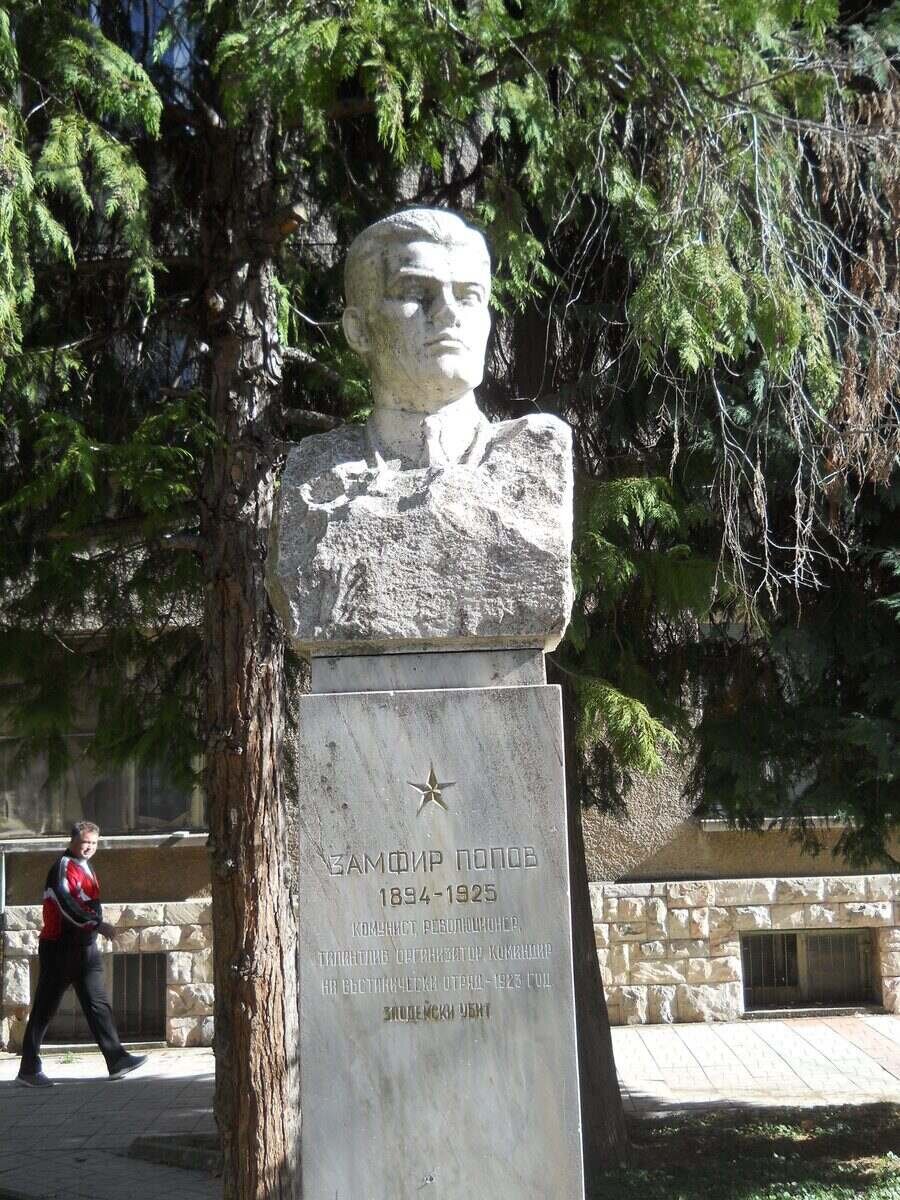 Паметник на Замфир Попов - Берковица