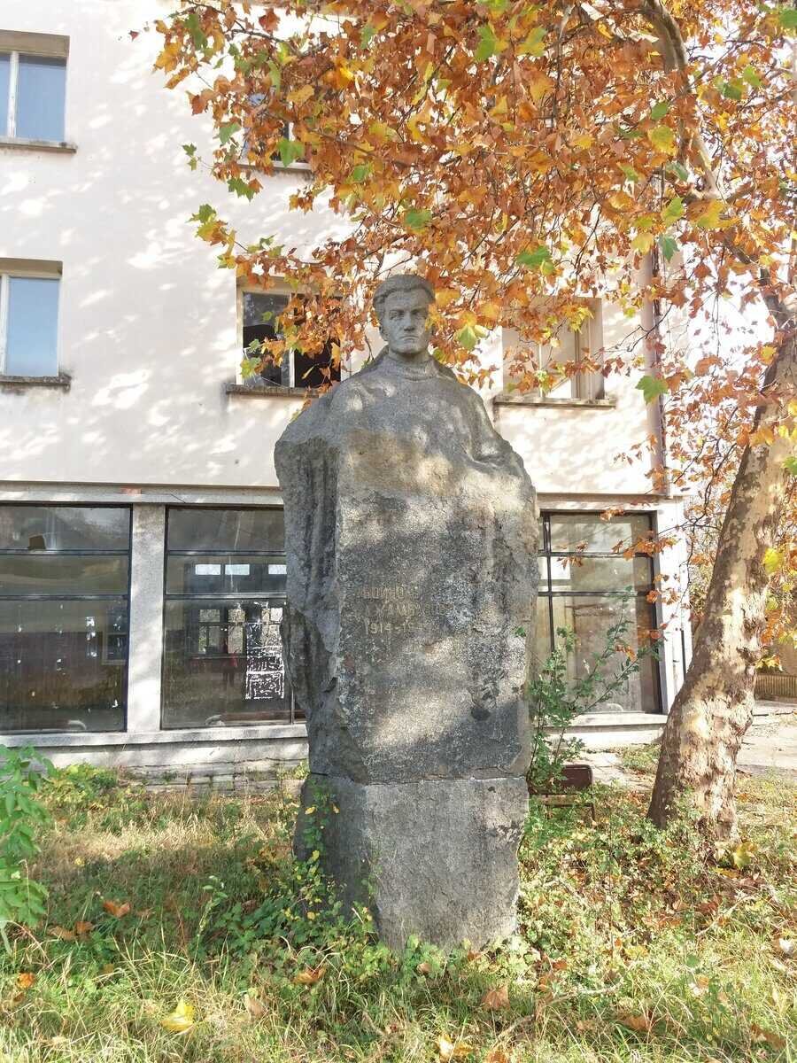 Паметник на Бойно Н. Джамбазов - с. Ловнидол