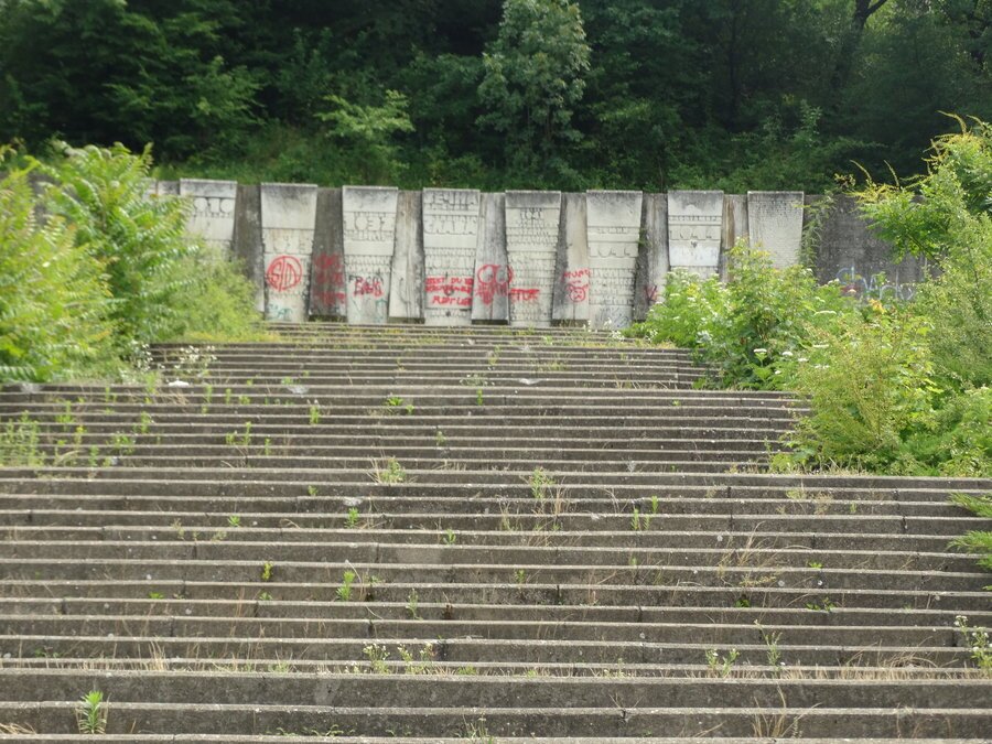 Паметник на съпротивата - Червен бряг