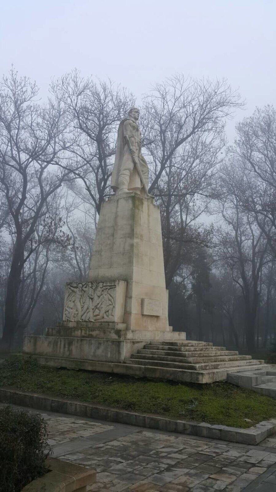 Партизански паметник - Карнобат