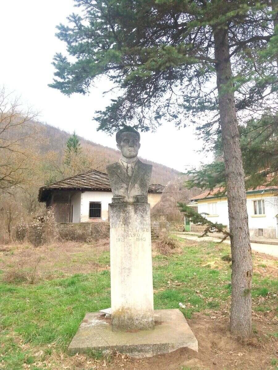 Бюст-паметник на Никола Василев (Гуджо) - с.Бериево