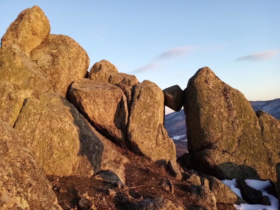 Мегалит "Слънчевата врата" - Розовец