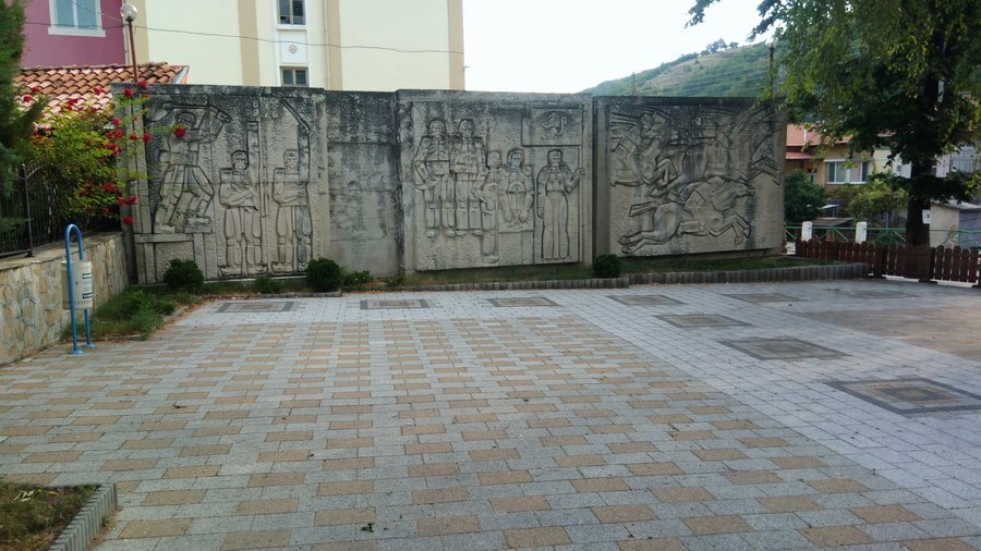 Паметна стена на загиналите в Априлското въстание - Голямо Белово