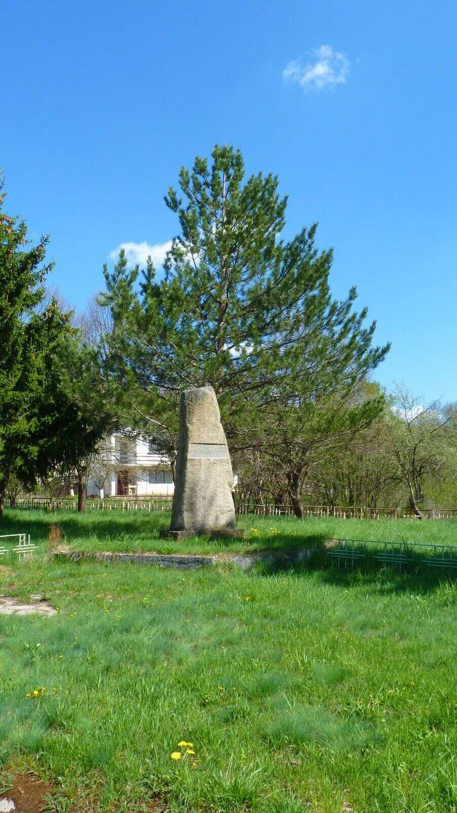 Паметник на Любчо Баръмов - с.Реяновци