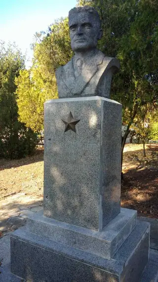 Паметник на Нено Стоянов Енев (Чавдар) - с. Старо село