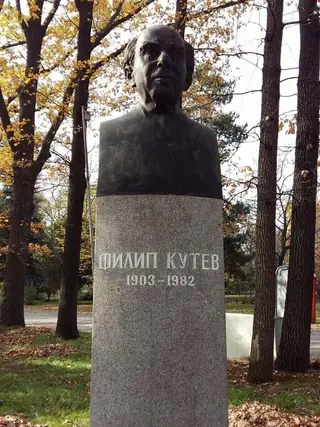 Бюст-паметник на Филип Кутев - София