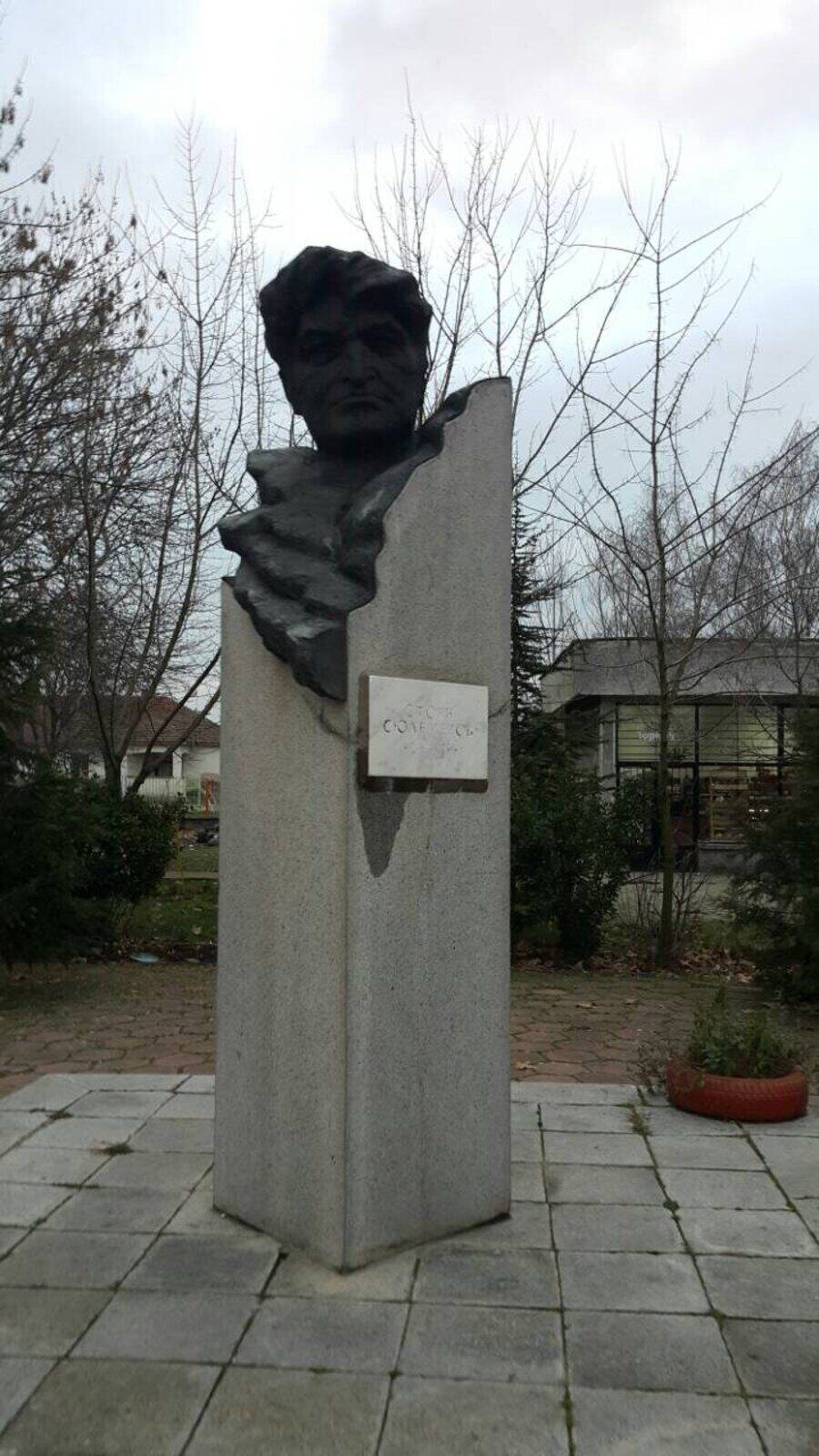 Паметник на Стоян Сюлемезов - Веселиново