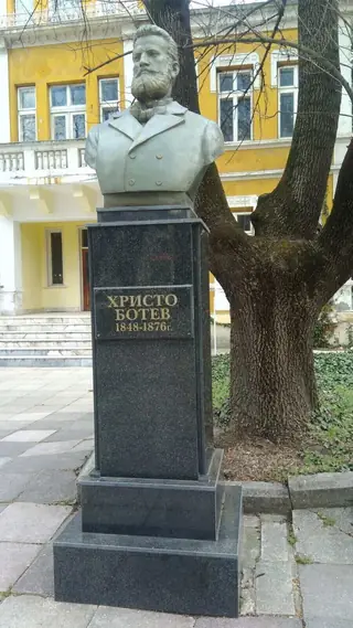 Бюст-паметник на Христо Ботев - Провадия