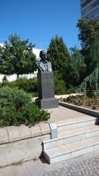 Бюст-паметник на Добри Желязков-Фабрикаджията