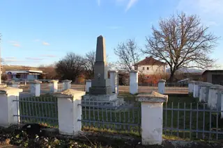 Паметник - костница на загиналите воини - с.Лобош