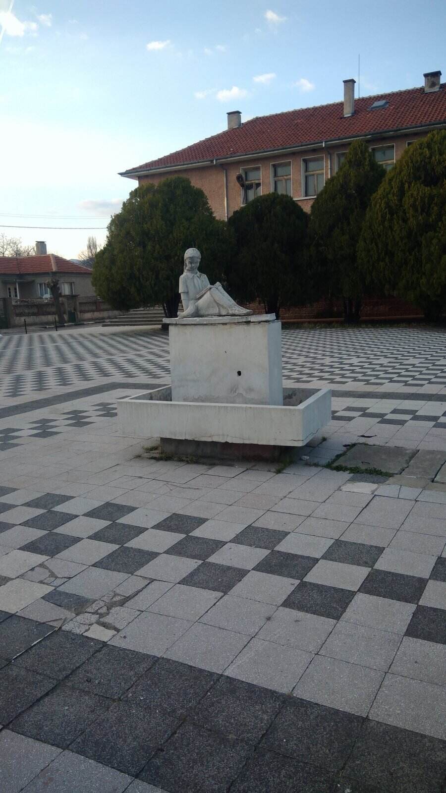 Централен площад - с. Блатец