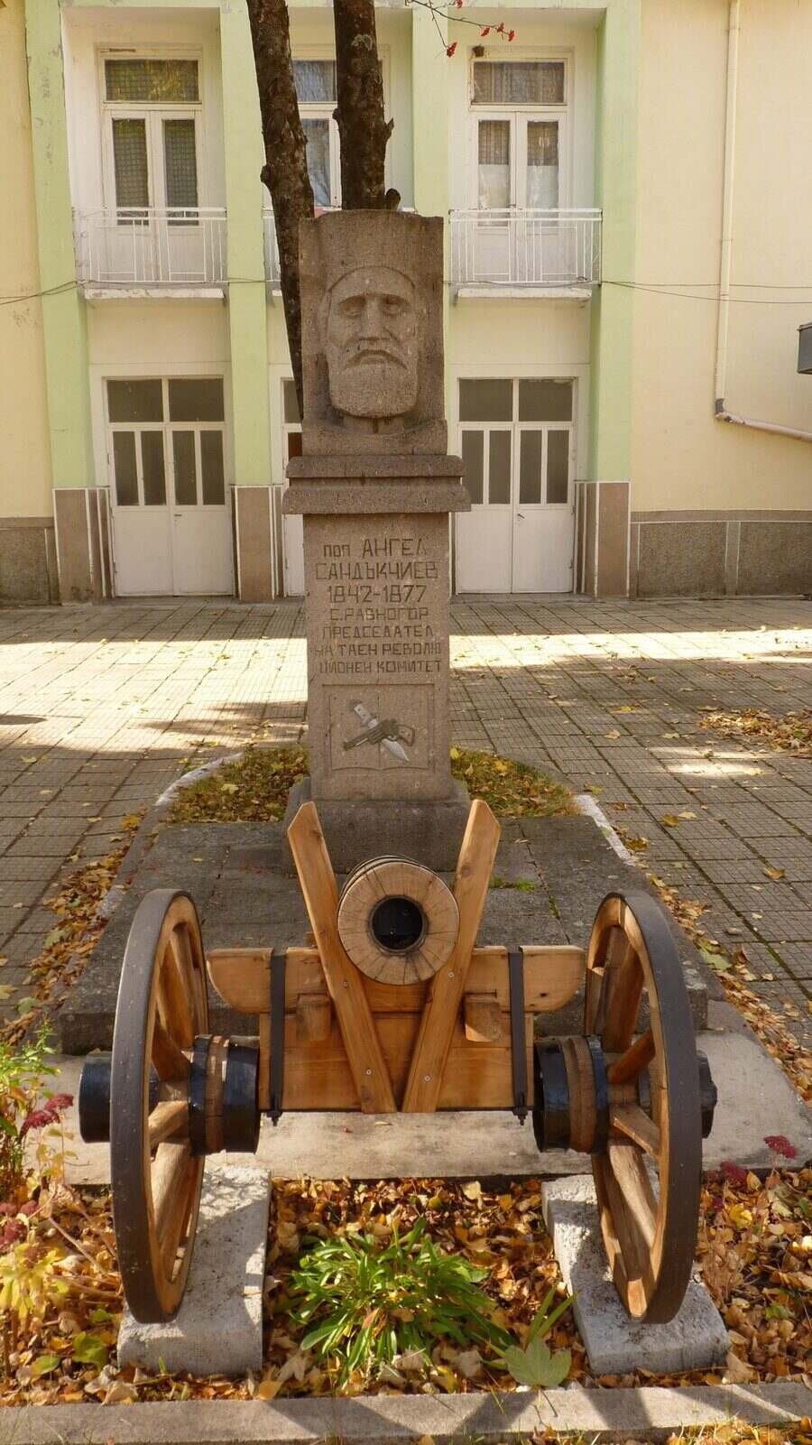 Паметник на Поп Ангел Сандъкчиев - Равногор