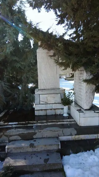 Паметник на загиналите през войните с. Подслон