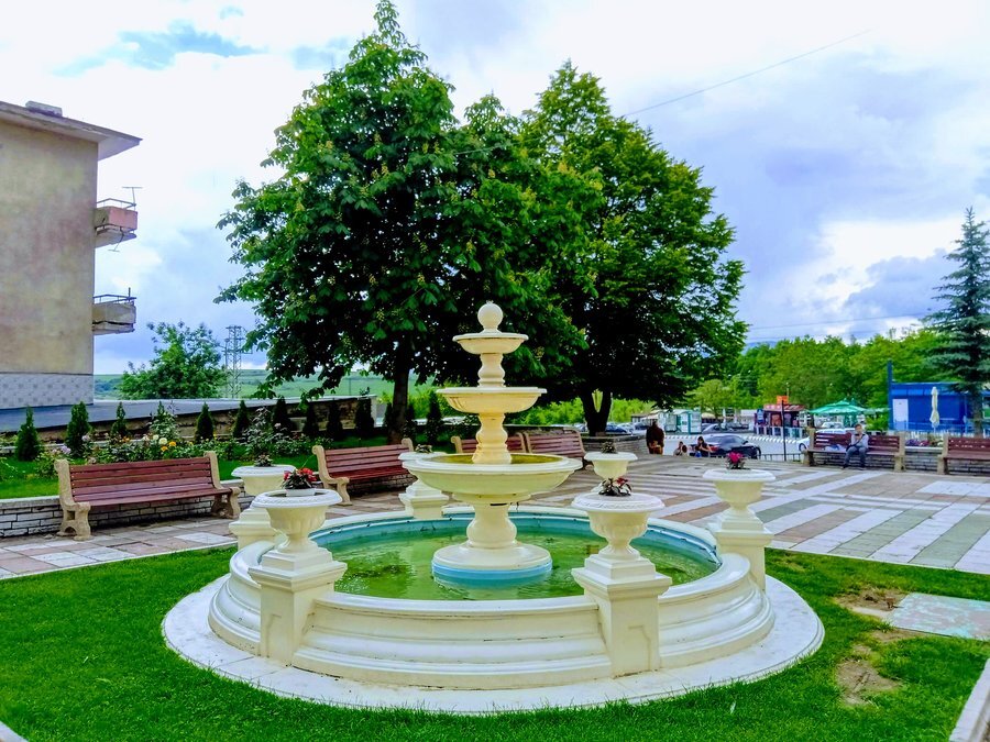 Фонтан на площад "27-ми октомври" - Бобов дол