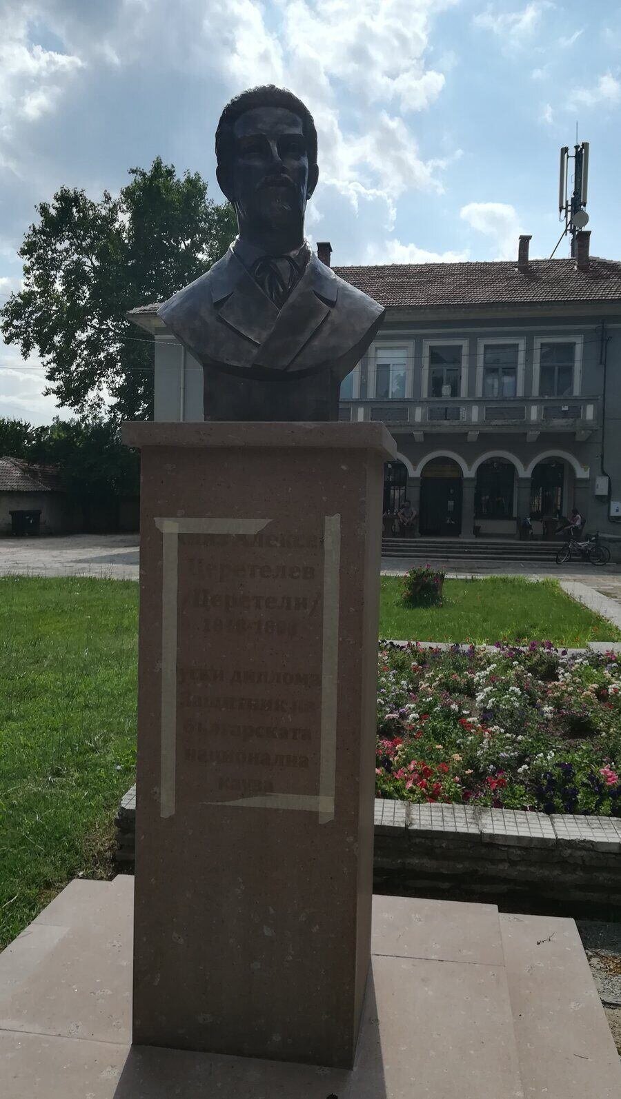 Бюст-паметникът на княз Алексей Церетелев - Церетелево