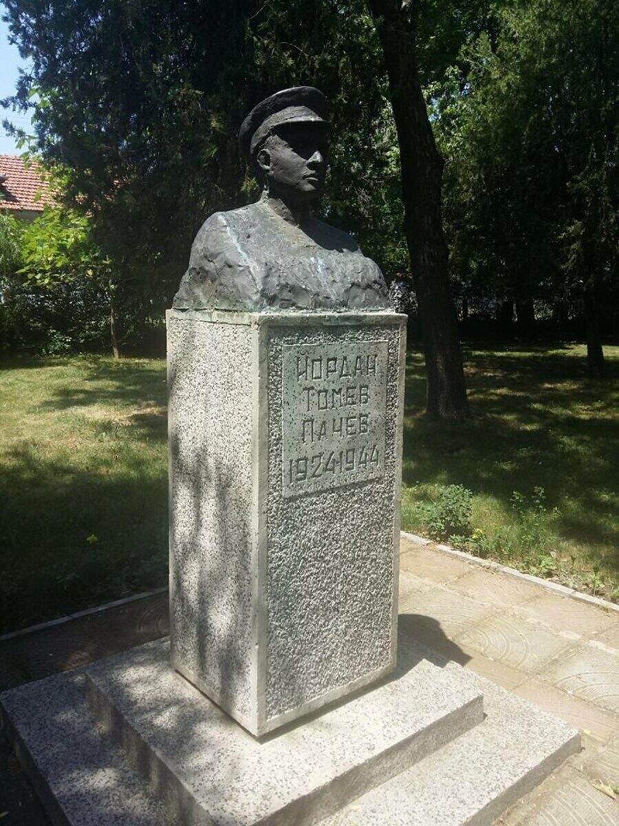 Паметник на Йордан Пачев - Виноградец