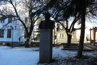 Бюст-паметник на Гочо Алексиев Гопин - Трън