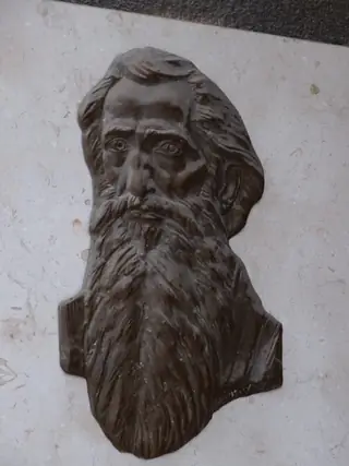 Паметна плоча с барелеф на Владимир Димитров Майстора - София