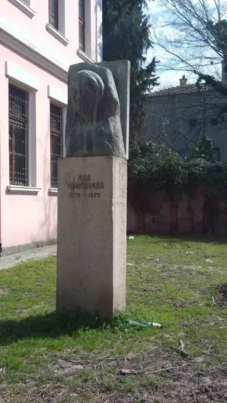 Паметник на Ана Май - Бургас