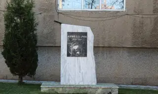 Паметна плоча на Юрий Гагарин - Петрич