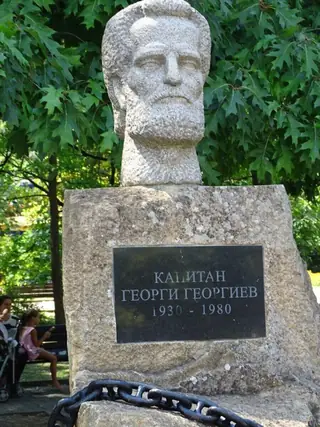 Бюст-паметник на Капитан Георги Георгиев - Кърджали