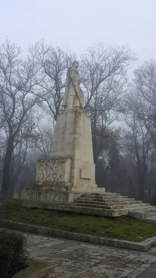 Партизански паметник - Карнобат