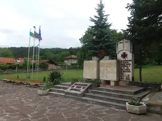 Паметник в почит към загиналите - с.Гъбене