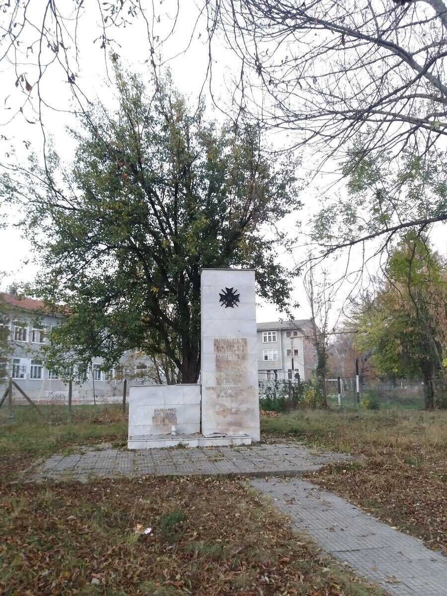 Паметник на загиналите във войните - с. Петко Славейков