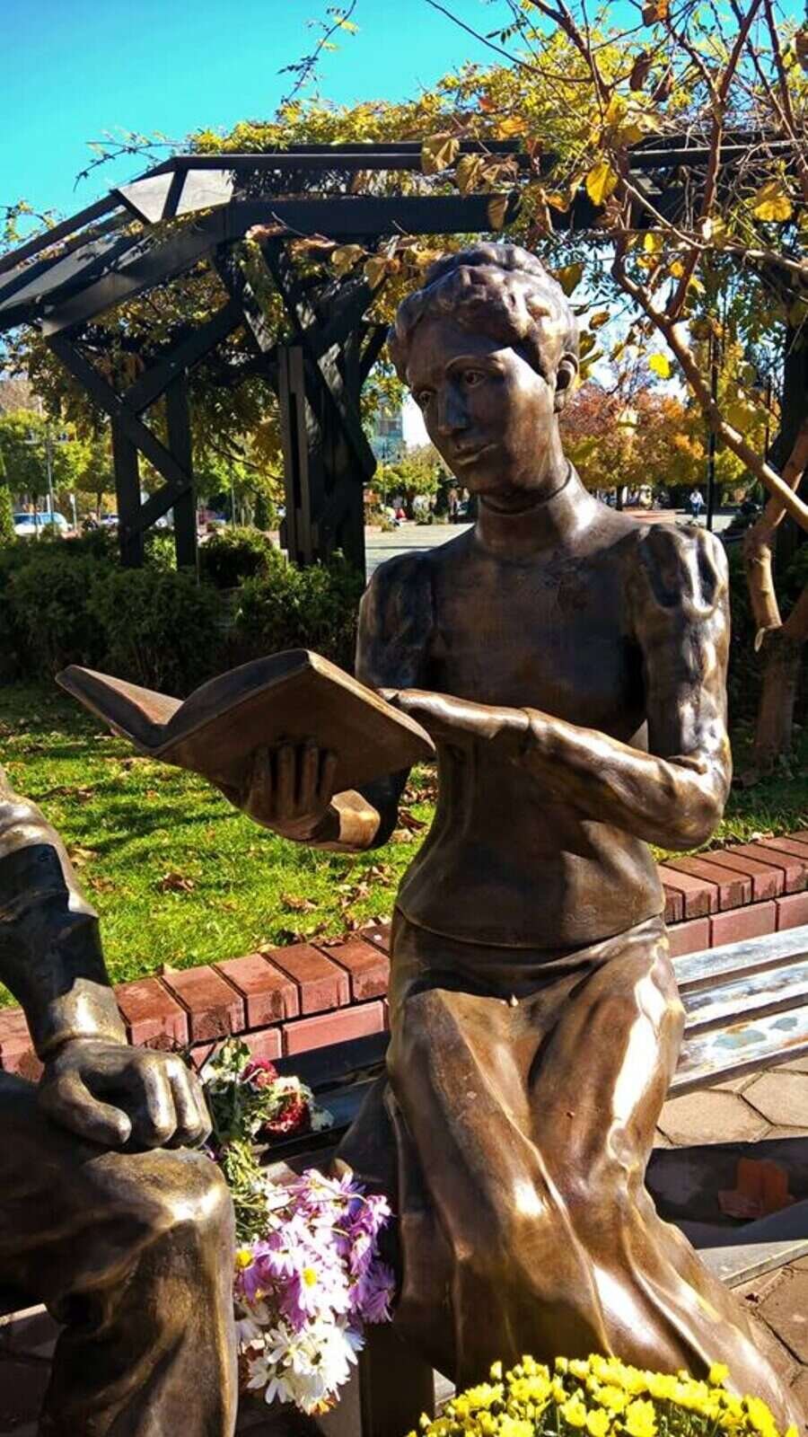 Бронзова скулптура на Мара Белчева и Пенчо Славейков - Севлиево