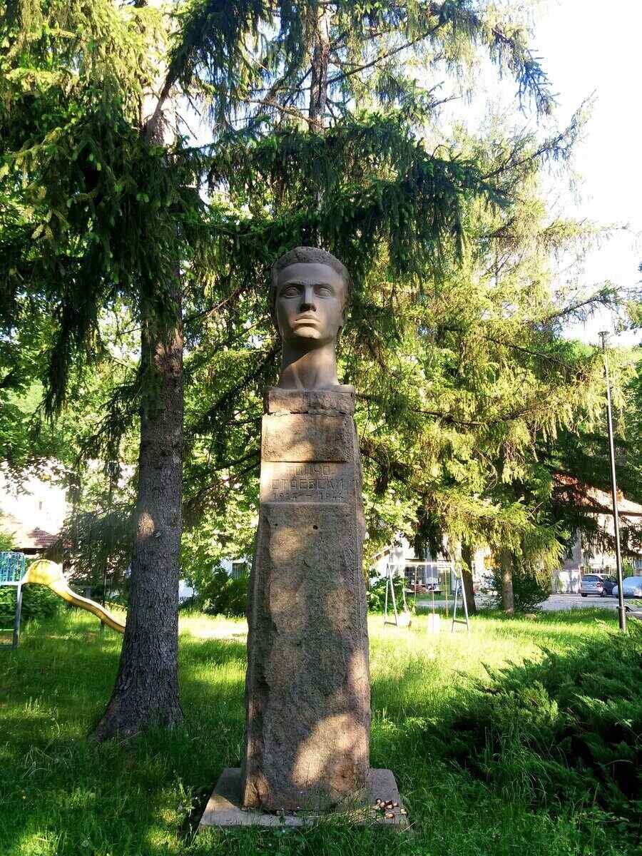 Бюст-паметник на Тончо Стаевски - Троян