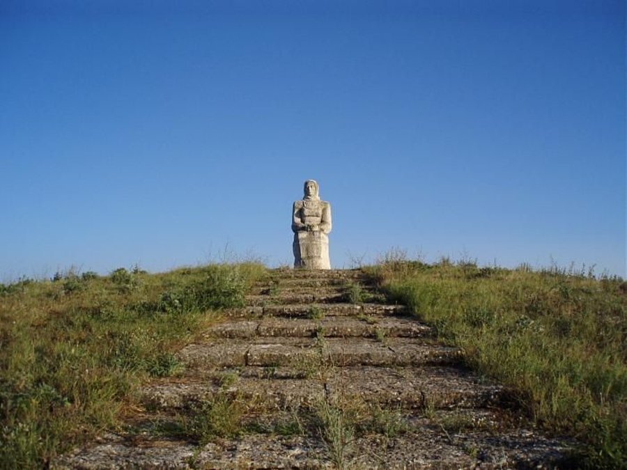 Паметникът на загиналите в Дуранкулашкия бунт - Дуранкулак