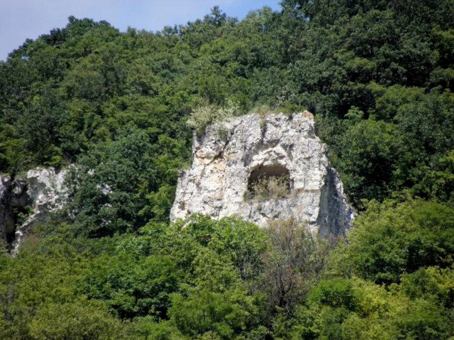 Скален манастир  "Момина скала" - с.Троица