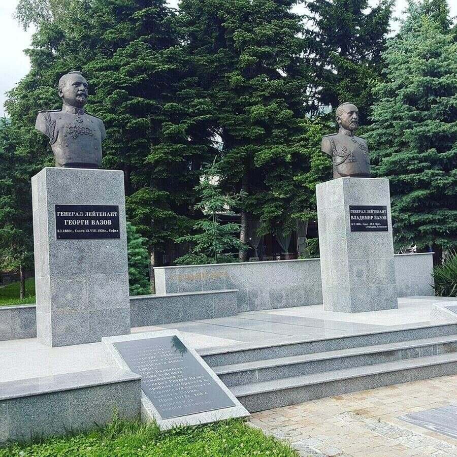 Паметници на генерал-майор Георги Вазов и генерал-лейтенант Владимир Вазов - Сопот