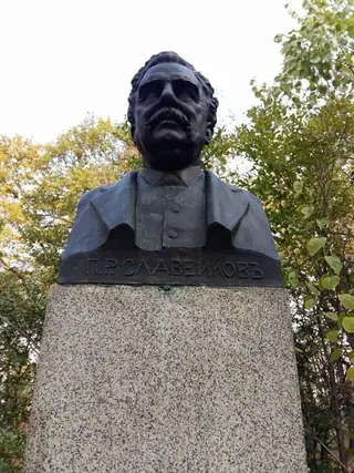 Бюст-паметник на Петко Славейков - София